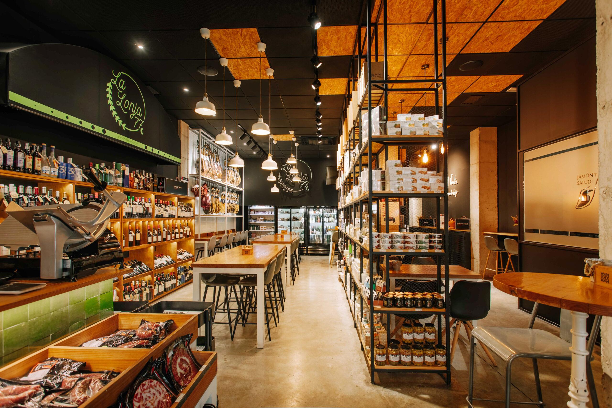 Interior de La Lonja 77 — tienda gourmet y vinoteca